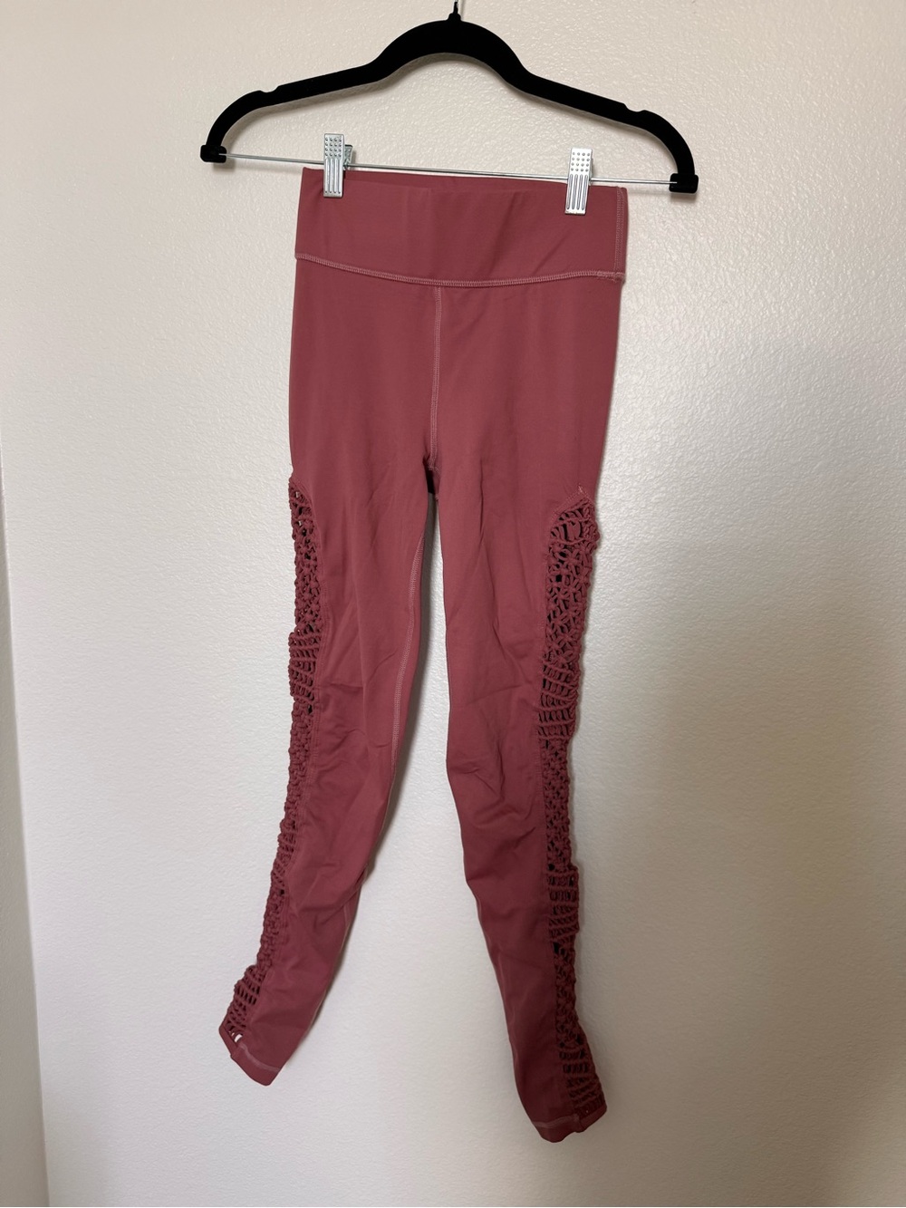 Carbon 38 Mauve Pink Crochet-Panel Leggings